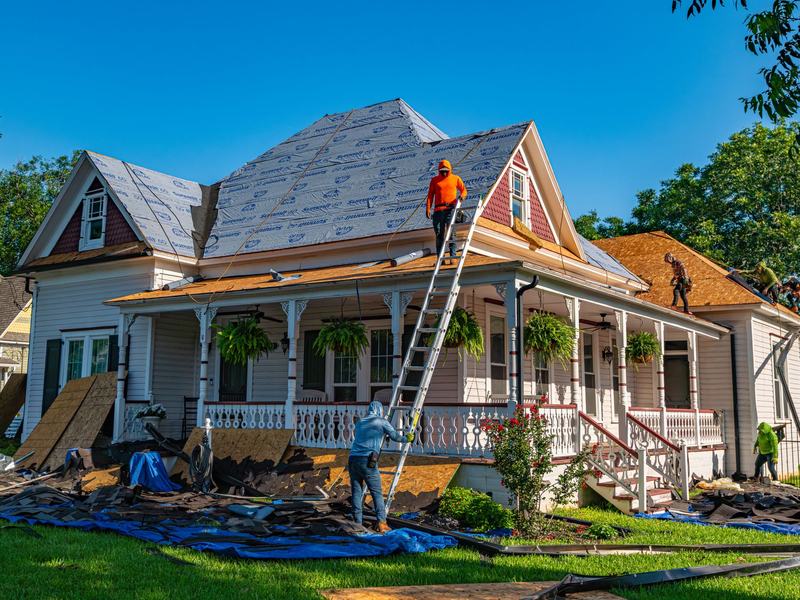 Roofing crew working near Davenport
